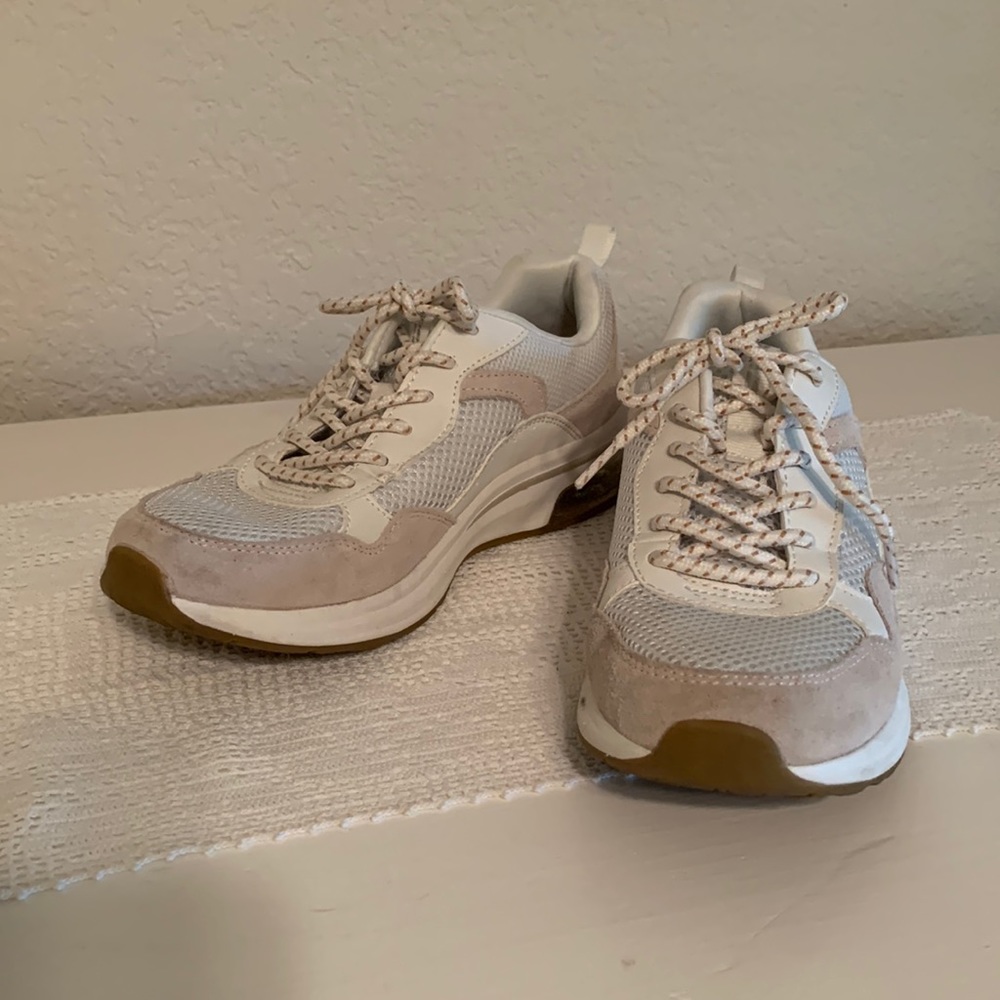 Women’s Skechers cream color size 7.5